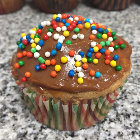 Muffin con cobertura de Manjar y Mostacillas